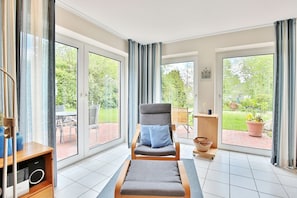 Fernseher, Kamin, Stereoanlage