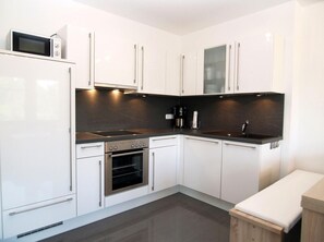 Fridge, microwave, oven, stovetop - Strandglück Apartment 12B - Strandglück House B (Scharbeutz)