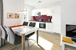 Fridge, oven, stovetop, dishwasher