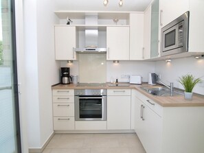 Fridge, microwave, oven, stovetop - Strandglück Apartment 4B - Strandglück Haus B (Scharbeutz)