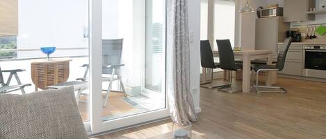 Televisión, reproductor de DVD, estéreo