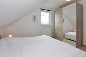 2 bedrooms, iron/ironing board, WiFi