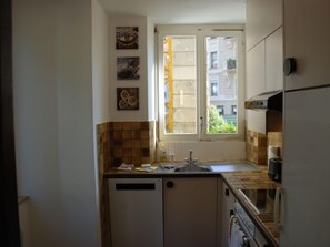 Réfrigérateur, micro-ondes, lave-vaisselle, grille-pain