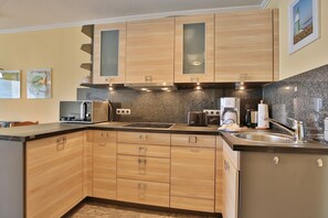 Réfrigérateur, four à micro-ondes, surface de cuisson, lave-vaisselle