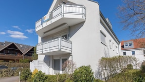 A two-story building with a balcony on the upper floor. - Residenz Seeschwalbe Appartement 4 - Residenz Seeschwalbe (Scharbeutz)