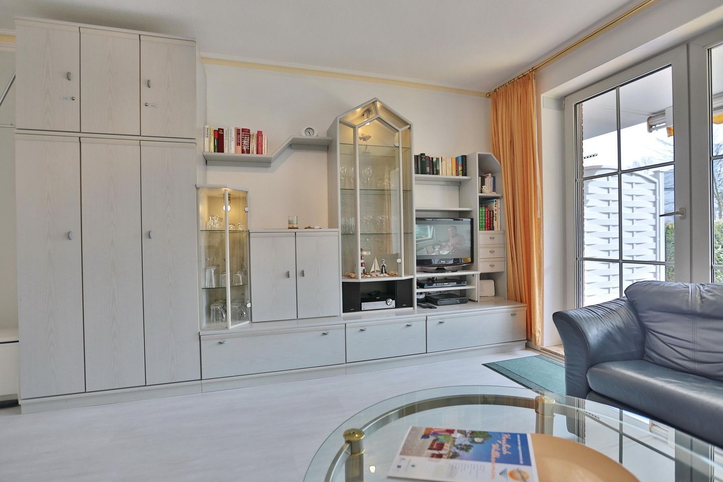 Télévision, lecteur de DVD, chaîne hi-fi