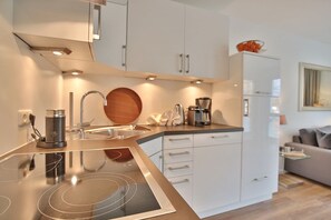 ثلاجة، ميكروويف، فرن، موقد طهي مسطح