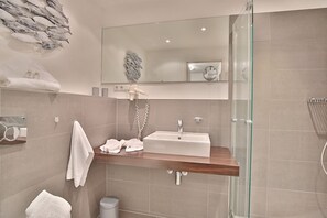 Unclassified image, 2 of 32, button