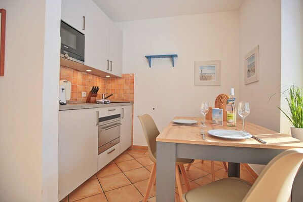 Refrigerador, lavavajillas, cafetera y tetera y tetera eléctrica