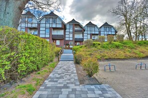A row of traditional half-timbered houses with a paved pathway leading to the entrance. - Seepark Appartement 13 - Seepark (Scharbeutz)
