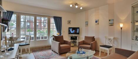 テレビ、DVD プレーヤー、ステレオ