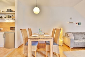 Un espacio moderno de estar con comedor, kitchenette y zona de asientos.