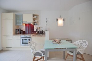 Fridge, oven, stovetop, dishwasher - Haus Küstenkinder Marie Apartment 1 - Haus Küstenkinder (Scharbeutz)