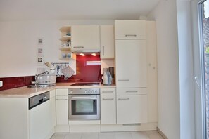 Kjøleskap, ovn, kokeplater og oppvaskmaskin