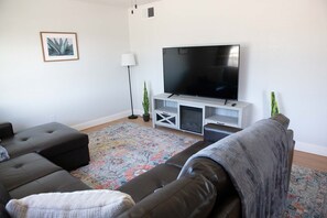 Smart TV, fireplace - Modern, Updated, Pet Friendly, Centrally Located with BBQ and FirePit! (Yuma)