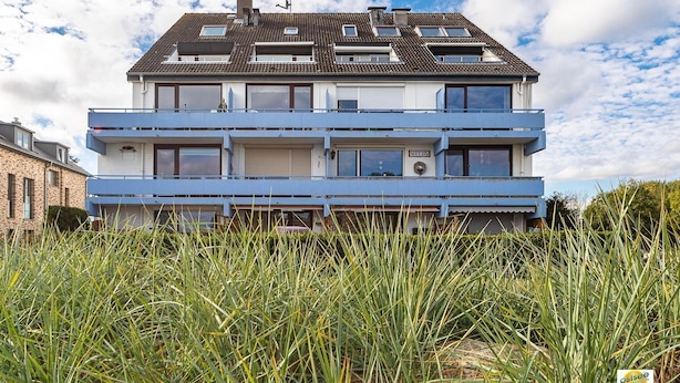 A two-story residential building with a flat roof, multiple windows, and a visible address sign. - Seetempel Apartment 42 - Seetempel (Scharbeutz)
