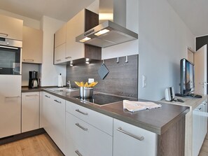 Kjøleskap, ovn, kokeplater og oppvaskmaskin