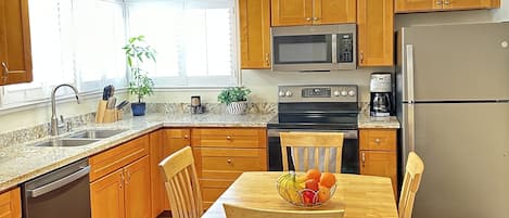 Een koelkast, een magnetron, een oven, een vaatwasser