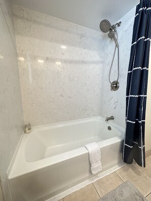 Duschwanne, Haartrockner, Handtücher, Toilettenpapier
