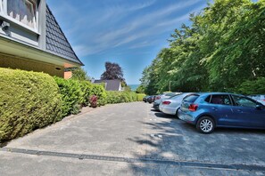 Unclassified image, 4 of 27, button