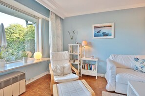 Unclassified image, 4 of 27, button