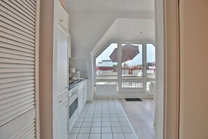 Fridge, oven, stovetop, electric kettle