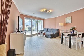 Fernseher, DVD-Player, Stereoanlage