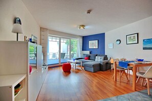 テレビ、DVD プレーヤー、ステレオ