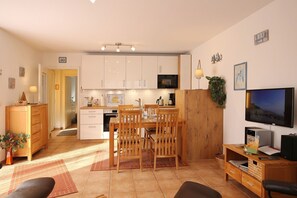 Fridge, microwave, oven, stovetop - Strandvilla Appartement 7 - Strandvilla (Scharbeutz)