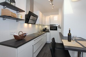 Réfrigérateur, plaque de cuisson, lave-vaisselle, cafetière/bouilloire