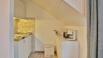 Kühlschrank, Herdplatte, Wasserkocher mit Kaffee-/Teezubehör