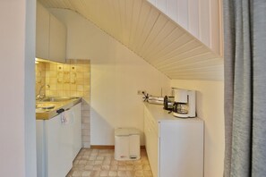 Refrigerador, parrilla de estufa, cafetera y tetera y tetera eléctrica 