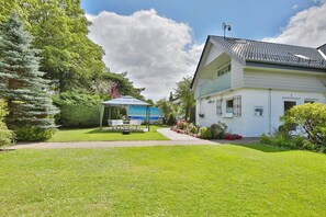 A house with a garden, a gazebo, and a swimming pool. - Apartment house Linda-Lu Apartment 9 - Apartment house Linda-Lu (Scharbeutz)