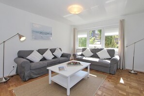 TV, DVD player, stereo - Ferienhaus Sophie - Holiday home Sophie in a quiet residential area (Scharbeutz)