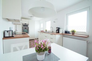 Fridge, microwave, oven, stovetop - Ferienhaus Sophie - Holiday home Sophie in a quiet residential area (Scharbeutz)