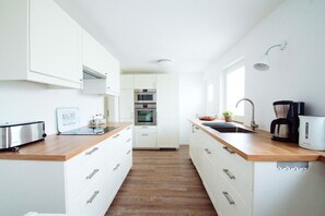 Fridge, microwave, oven, stovetop - Ferienhaus Sophie - Holiday home Sophie in a quiet residential area (Scharbeutz)