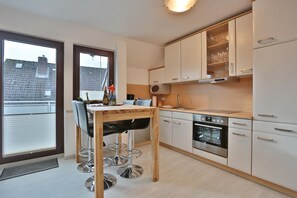 Een koelkast, een magnetron, een oven, een kookplaat