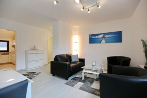 Fernseher, DVD-Player, Stereoanlage