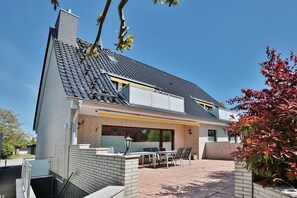 Unclassified image, 3 of 30, button