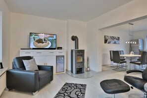 電視、壁爐、DVD 播放機、音響