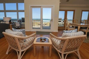 TV, caminetto, lettore DVD, impianto stereo