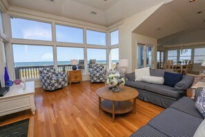 TV, caminetto, lettore DVD, impianto stereo