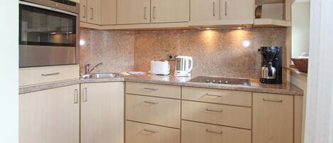 Fridge, oven, stovetop, coffee/tea maker