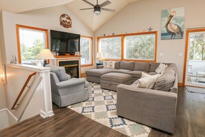 Televisión, chimenea y estéreo