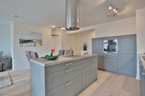 Kylskåp, ugn, spishäll och diskmaskin