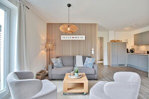 Fernseher, DVD-Player, Stereoanlage