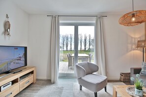 Televisie, een dvd-speler en een stereo