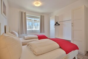 2 bedrooms, iron/ironing board, WiFi