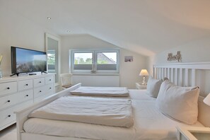 2 bedrooms, iron/ironing board, WiFi