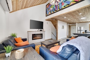 Smart TV, chimenea, biblioteca de música
